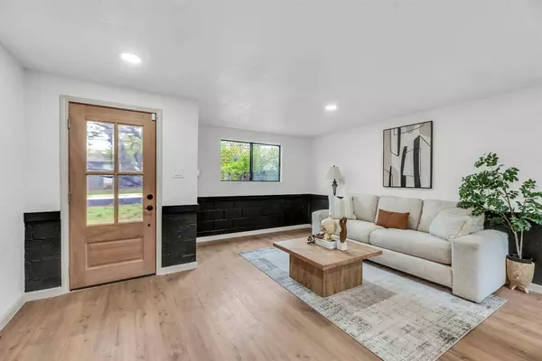 2351 Ash Crescent Street, Fort Worth, TX 76104