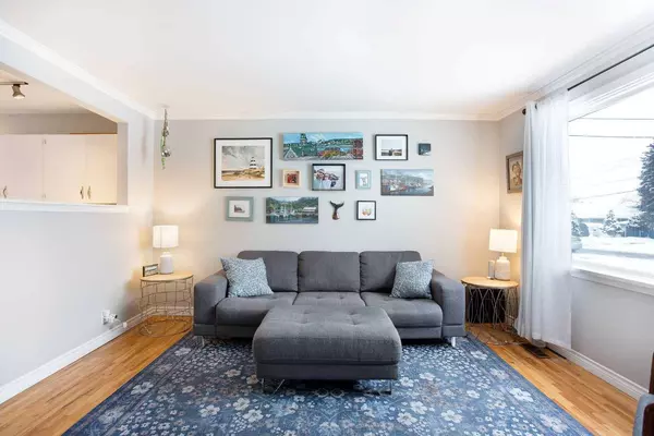 2004 52 ST NW, Calgary, AB T3B 1C4