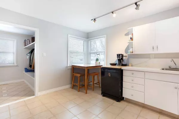 2004 52 ST NW, Calgary, AB T3B 1C4