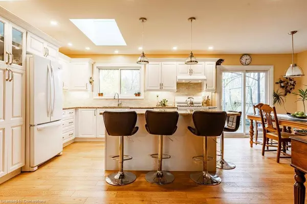 10 Valleydale Court, Hamilton, ON L8H 4Z8