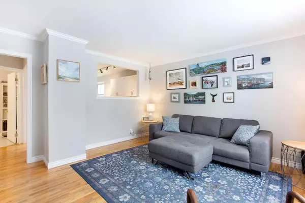 2004 52 ST NW, Calgary, AB T3B 1C4