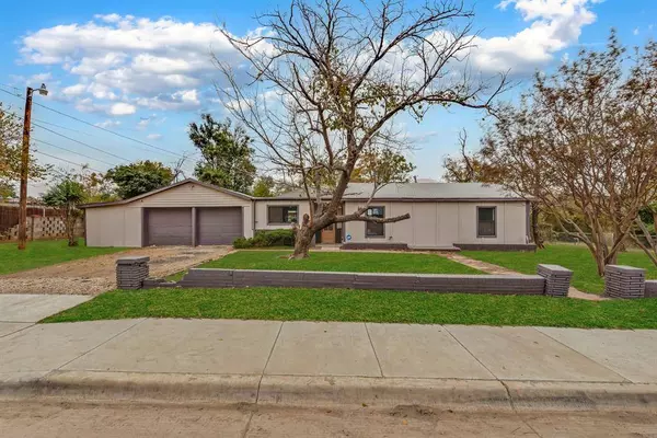 2351 Ash Crescent Street, Fort Worth, TX 76104