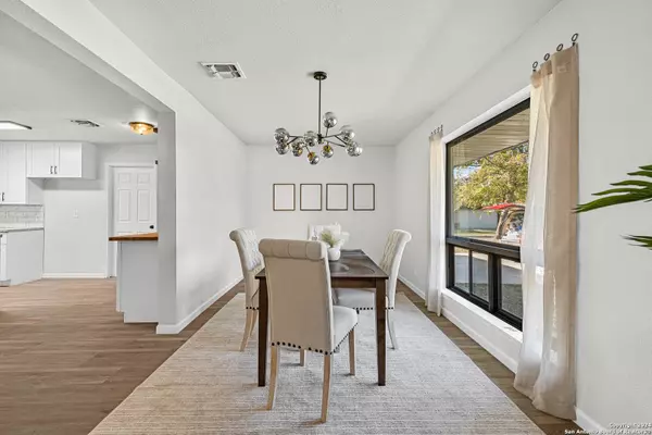 7502 WISHING OAKS ST, Live Oak, TX 78233-3133