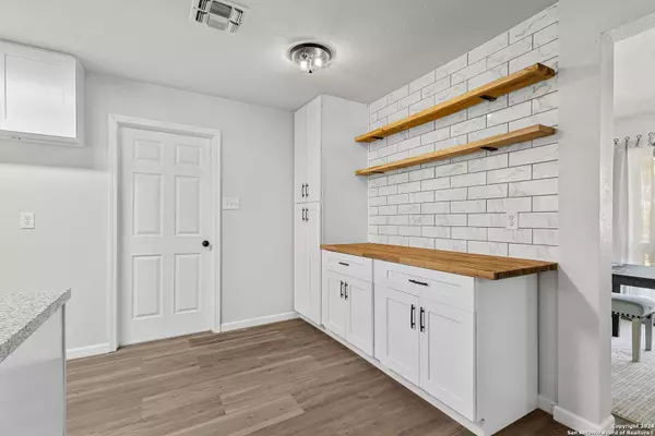 7502 WISHING OAKS ST, Live Oak, TX 78233-3133