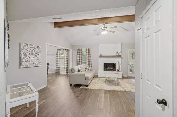 6652 Inwood Drive, Watauga, TX 76148