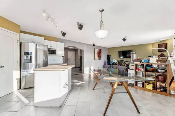 214 Royal Birch VW NW, Calgary, AB T3G 5J8