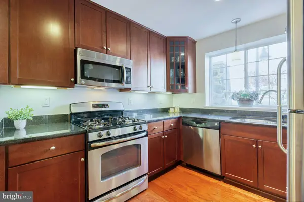 4113 S FOUR MILE RUN DR #201, Arlington, VA 22204