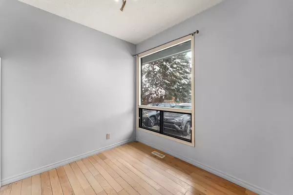 2210 Oakmoor Dr SW #7, Calgary, AB T2V 4R4