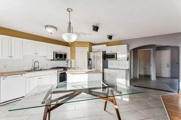 214 Royal Birch VW NW, Calgary, AB T3G 5J8