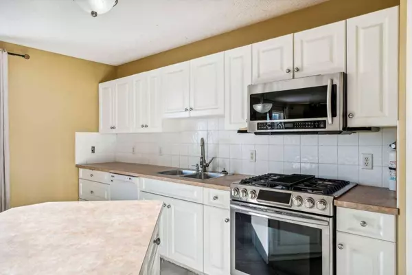 214 Royal Birch VW NW, Calgary, AB T3G 5J8