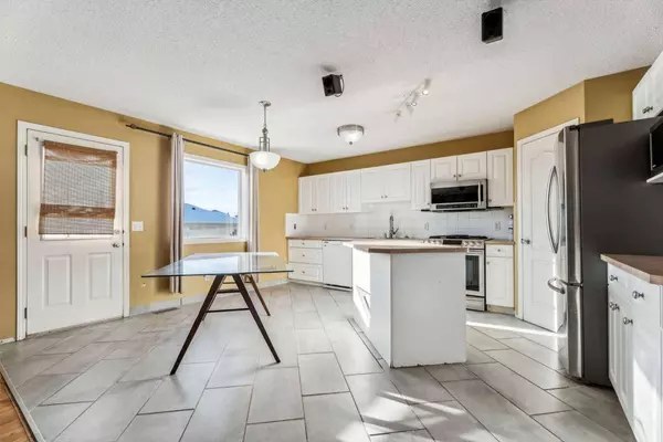 214 Royal Birch VW NW, Calgary, AB T3G 5J8