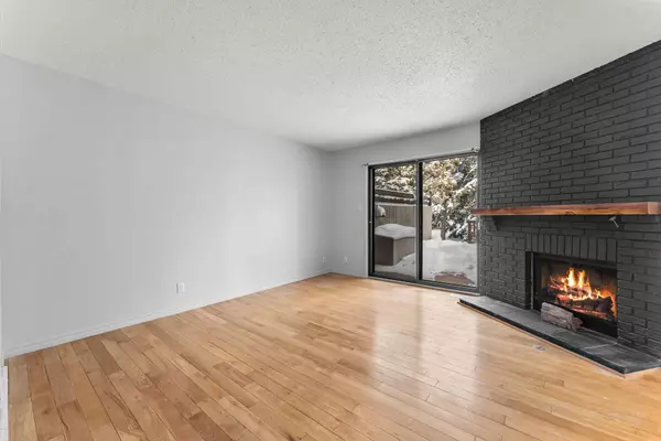 2210 Oakmoor Dr SW #7, Calgary, AB T2V 4R4