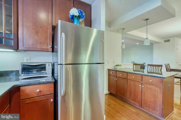 4113 S FOUR MILE RUN DR #201, Arlington, VA 22204