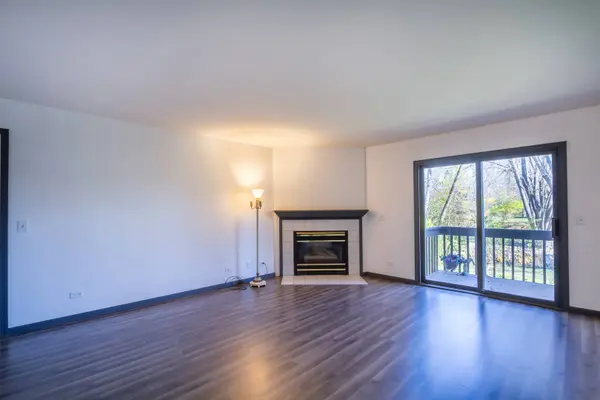 315 N Airlite ST #B, Elgin, IL 60123