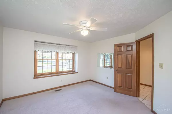 6700 Golf Green Dr, Centerville, OH 45459