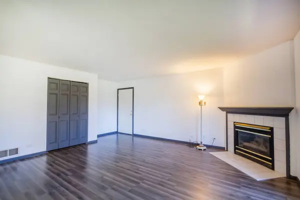 315 N Airlite ST #B, Elgin, IL 60123