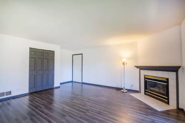 315 N Airlite ST #B, Elgin, IL 60123