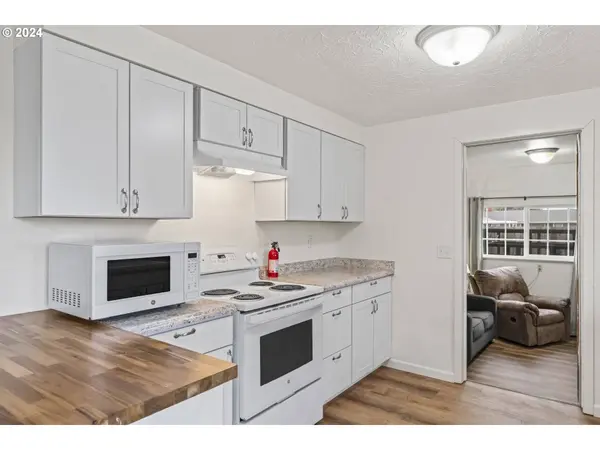 1232 1ST PL, Springfield, OR 97477