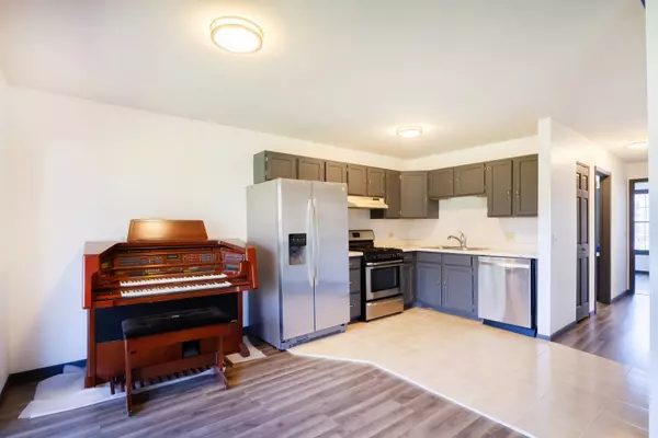 315 N Airlite ST #B, Elgin, IL 60123