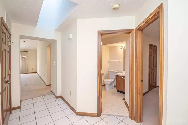 6700 Golf Green Dr, Centerville, OH 45459