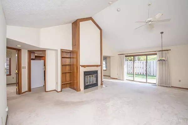 6700 Golf Green Dr, Centerville, OH 45459