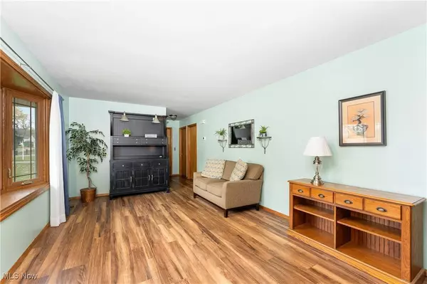 911 Penny ST SE, North Canton, OH 44720