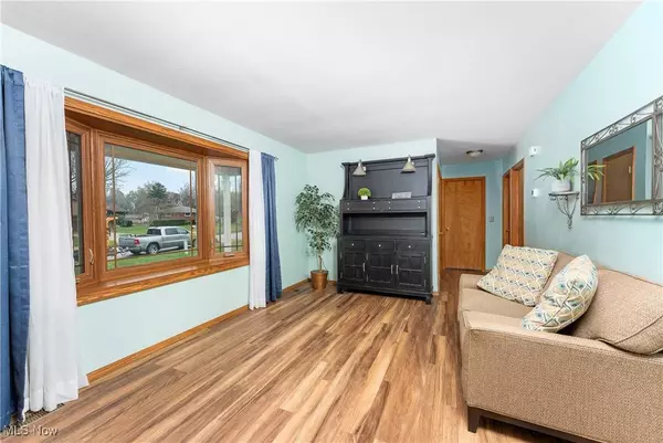 911 Penny ST SE, North Canton, OH 44720