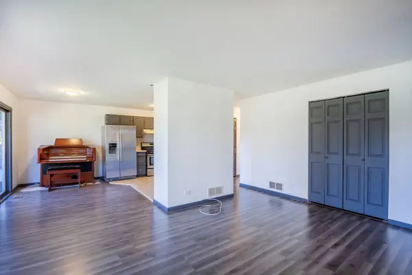 315 N Airlite ST #B, Elgin, IL 60123