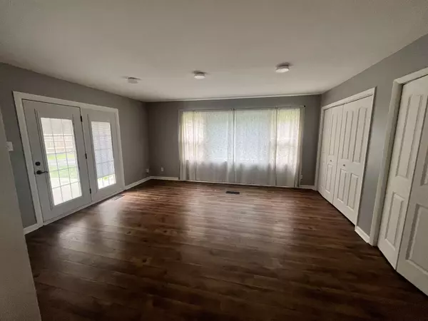 1313 Oakwood Trl, Indianapolis, IN 46260-4070