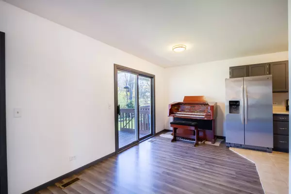 315 N Airlite ST #B, Elgin, IL 60123