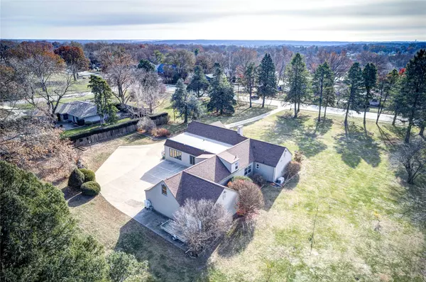 2809 Ashworth Road, West Des Moines, IA 50265