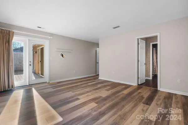 1623 12th ST NE, Hickory, NC 28601