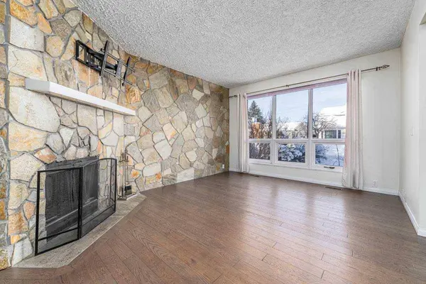 39 Strathclair Rise SW, Calgary, AB T3H 1G3