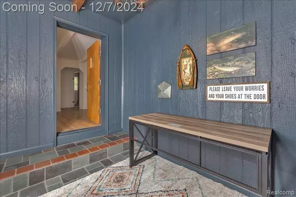 892 HEIGHTS Road, Lake Orion, MI 48362