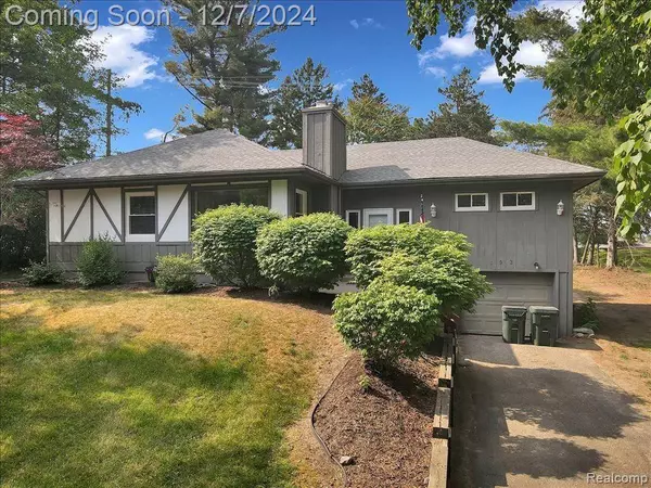 892 HEIGHTS Road, Lake Orion, MI 48362