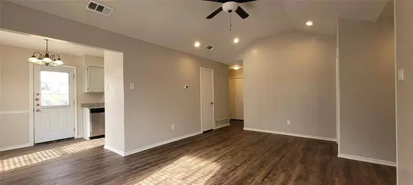 1711 Creekview Drive, Glenn Heights, TX 75154