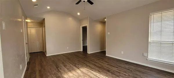 1711 Creekview Drive, Glenn Heights, TX 75154