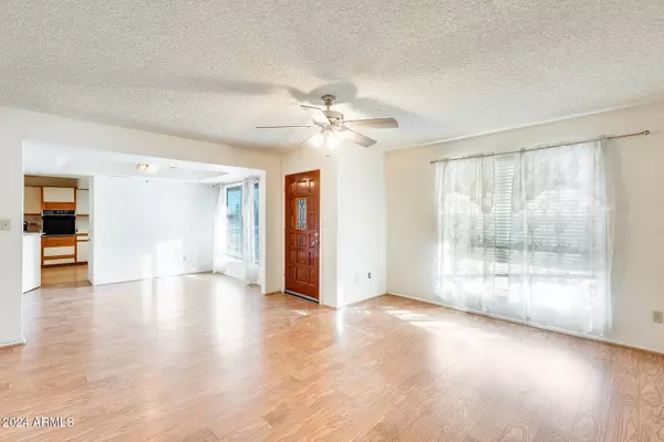 10542 W ECHO Lane, Peoria, AZ 85345