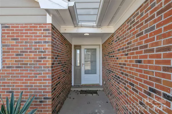 1730 Winnabow DR, Fayetteville, NC 28304