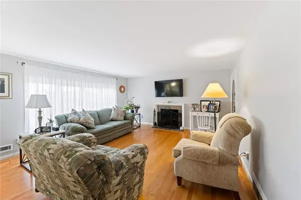 16 Fern DR, East Providence, RI 02916