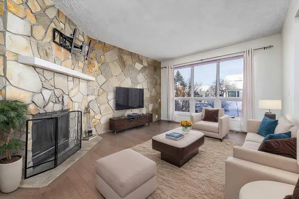 39 Strathclair Rise SW, Calgary, AB T3H 1G3