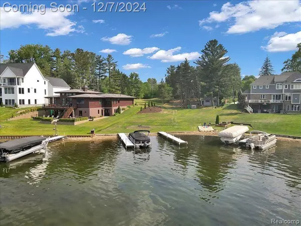 892 HEIGHTS Road, Lake Orion, MI 48362