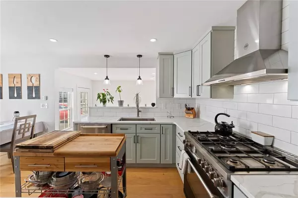 16 Fern DR, East Providence, RI 02916