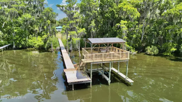 101 BEECHERS POINT DR, Welaka, FL 32193