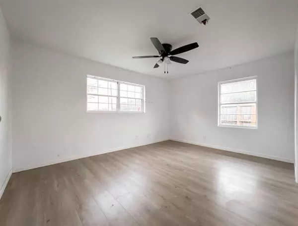 6301 Rowan LN, Houston, TX 77074