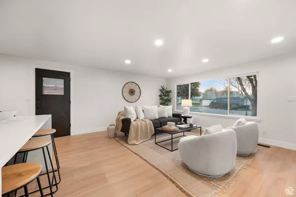 6585 S VINECREST DR, Murray, UT 84121