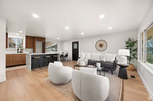 6585 S VINECREST DR, Murray, UT 84121