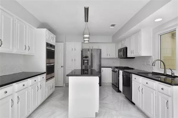 54 Quiet Oak CIR, The Woodlands, TX 77381