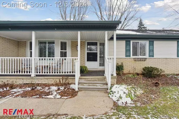 23582 E NEWELL Circle, Farmington Hills, MI 48336