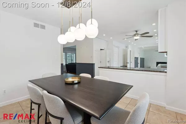 23582 E NEWELL Circle, Farmington Hills, MI 48336